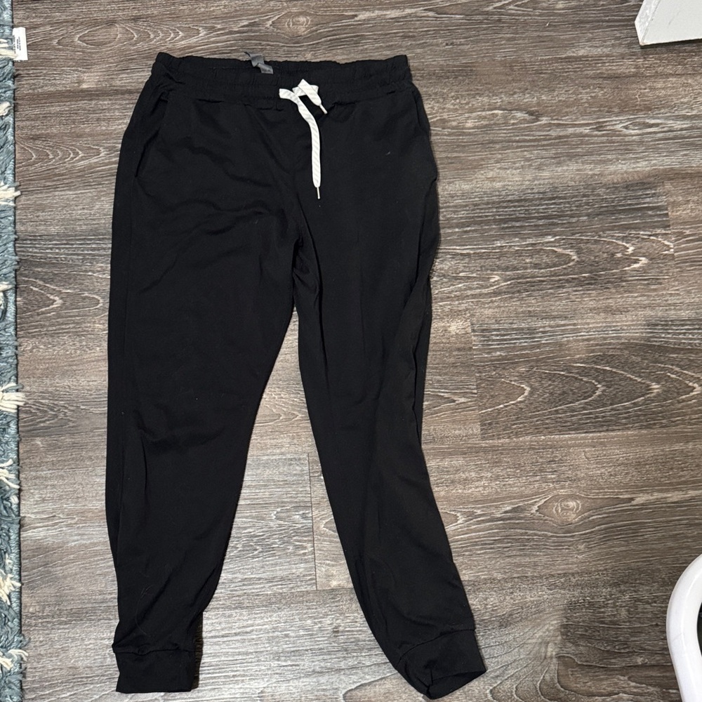 Vuori Black joggers size small